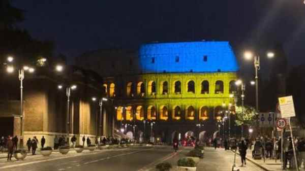 Colosseo e Montecitorio illuminati con i colori della bandiera Ucraina