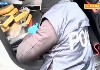 in auto con 44 chili di cocaina: arrestato straniero