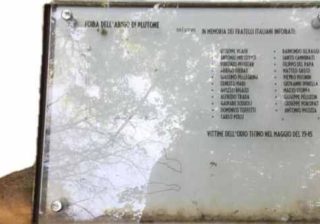 targa con nomi delle vittime davanti a foiba triestina
