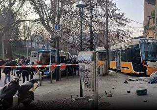 Milano, tram deragliato