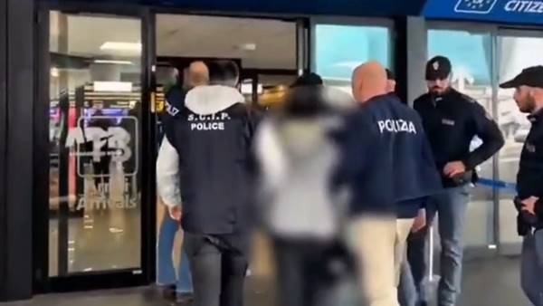 Roma, aggredirono uno youtuber e guardie giurate nella metro: arrestati 4 romeni Roma, aggredirono uno youtuber e guardie giurate nella metro: arrestati 4 romeni