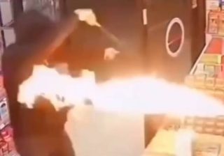 Rapina in minimarket, titolare risponde con un lanciafiamme