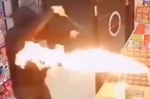 Rapina in minimarket, titolare risponde con un lanciafiamme