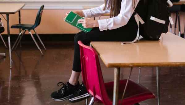ragazza a scuola