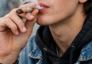 sigarette confezionate con sostanza stupefacente tipo hashish