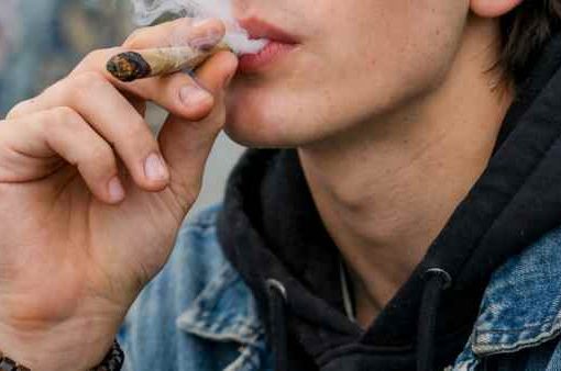 sigarette confezionate con sostanza stupefacente tipo hashish