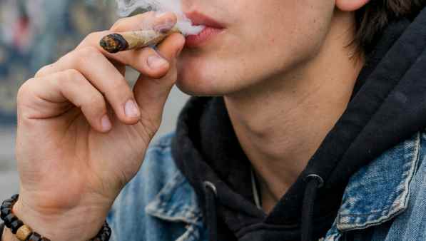 sigarette confezionate con sostanza stupefacente tipo hashish