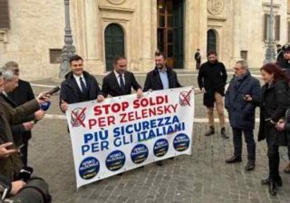 striscione stop soldi a Zelensky