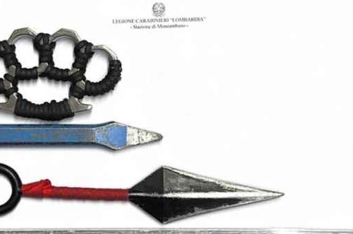 Studente va a scuola con pugnale, tirapugni e scalpello nello zaino