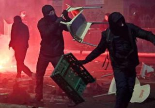 Guerriglia Torino, 100 agenti feriti