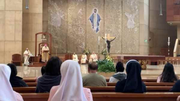 L’arcivescovo messicano di Los Angeles prega per i migranti