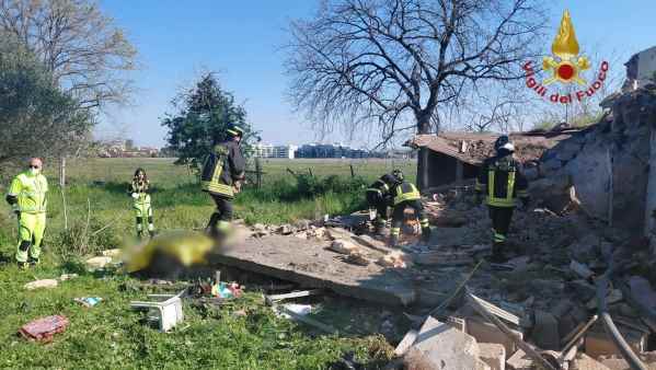 Roma, esplosione in un casale: morti due anarchici. Maneggiavano un ordigno artigianale Roma, esplosione in un casale: morti due anarchici. Maneggiavano un ordigno artigianale
