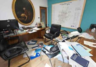 antagonisti imbrattano uffici dell'Asl a Torino