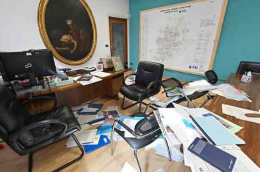 antagonisti imbrattano uffici dell'Asl a Torino