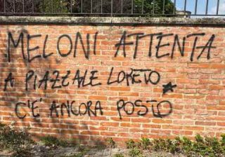 Scritta a Bologna: “Meloni attenta. A piazzale Loreto c’è ancora posto”