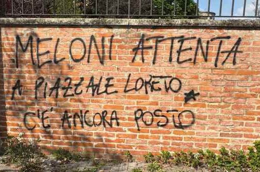 Scritta a Bologna: “Meloni attenta. A piazzale Loreto c’è ancora posto”