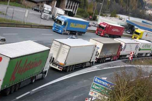 Caro carburanti, i tir si fermano