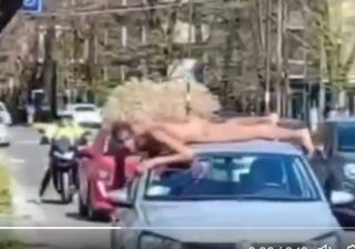 Reggio Emilia, uomo nudo