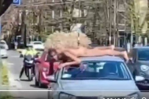 Reggio Emilia, uomo nudo