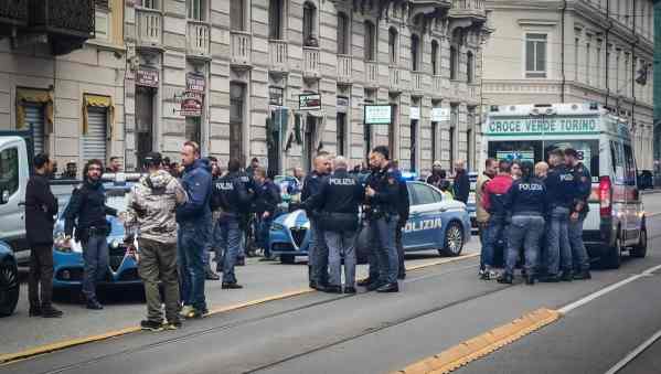 Torino, docente aggredita da uno straniero: strangolata e scippata