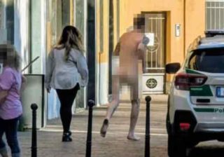 Brugherio nudo in strada