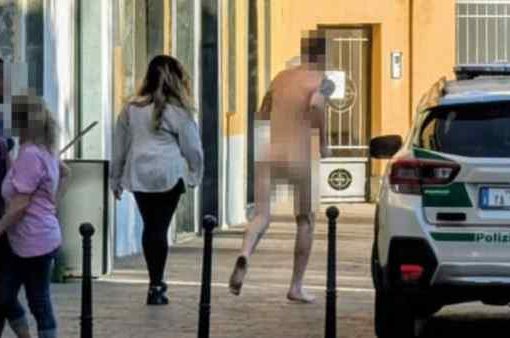 Brugherio nudo in strada