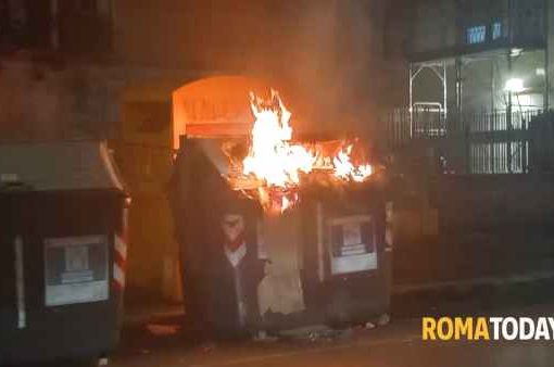cassonetti in fiamme