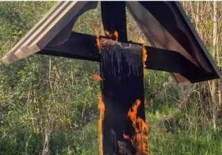 Crocifisso in fiamme il giorno di Pasqua