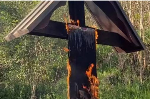 Crocifisso in fiamme il giorno di Pasqua