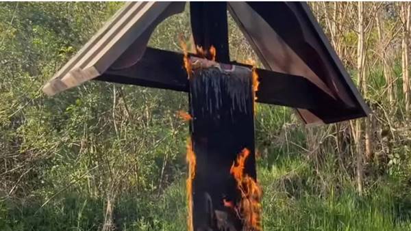 Crocifisso in fiamme il giorno di Pasqua