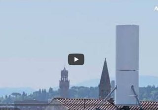 Firenze, cilindro bianco oscura il Duomo