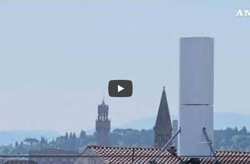 Firenze, cilindro bianco oscura il Duomo