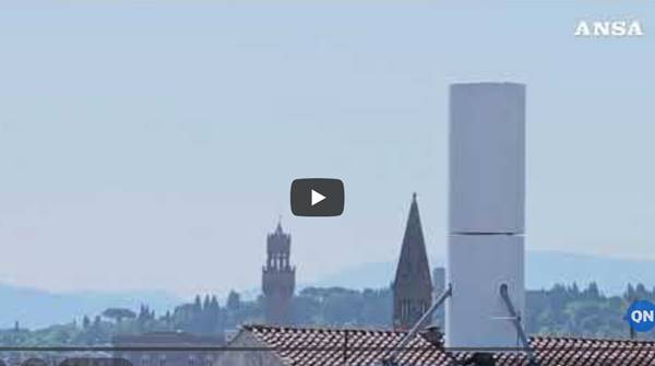 Firenze, cilindro bianco oscura il Duomo