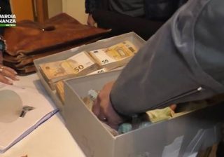 Permessi di soggiorno a falsi braccianti extracomunitari