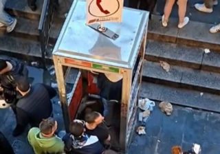 cabina telefonica usata come bagno