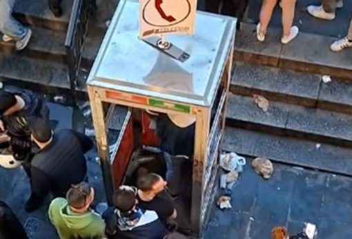 cabina telefonica usata come bagno