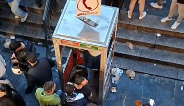 cabina telefonica usata come bagno