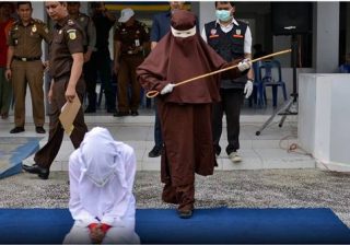 Islam, Indonesia: due persone frustate