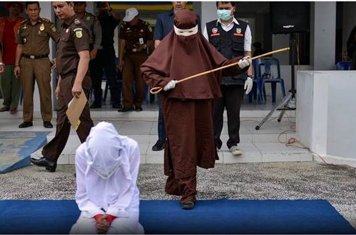 Islam, Indonesia: due persone frustate