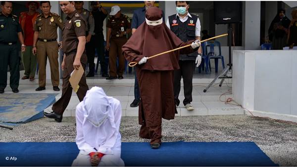 Islam, Indonesia: due persone frustate