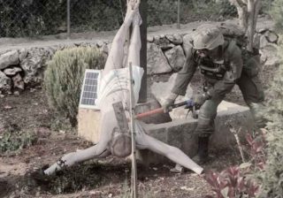 Soldato israeliano distrugge Crocifisso a martellate