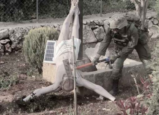 Soldato israeliano distrugge Crocifisso a martellate