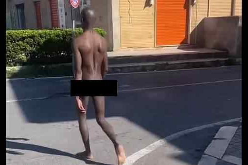 Lavinio, straniero nudo