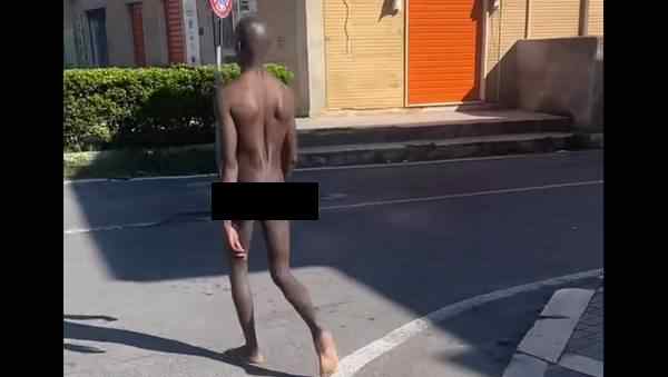 Lavinio, straniero nudo