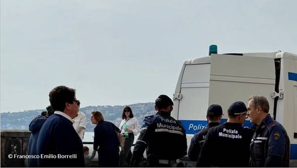 rapina a napoli tunisino ferisce due agenti e un turista da Imolaoggi.it rapina a napoli tunisino ferisce due agenti e un turista