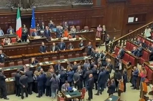Dl sicurezza, opposizioni occupano banchi del governo