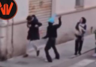 Parma aggressione a bottigliate