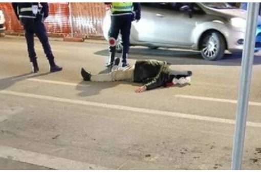 protesta per auto rimossa