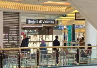 Roma, rapina in un centro commerciale