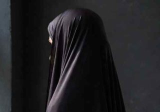 donna con velo islamico